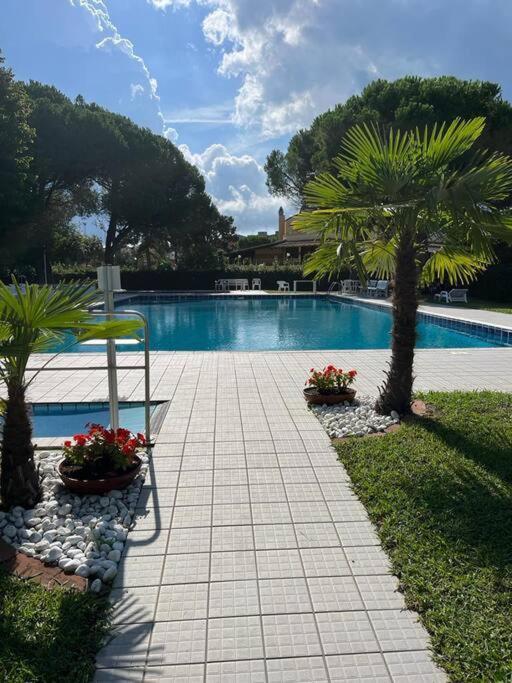 Villa A Due Piani Con Giardino E Piscina Duna Verde Exterior photo